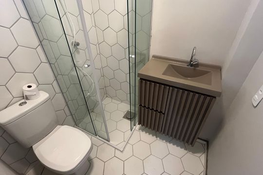 Banheiro de apartamento à venda com 1 quarto, 28m² em Taquaral, Campinas