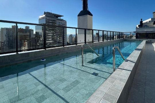 Área comum - Piscina de apartamento para alugar com 1 quarto, 63m² em Centro, Florianópolis