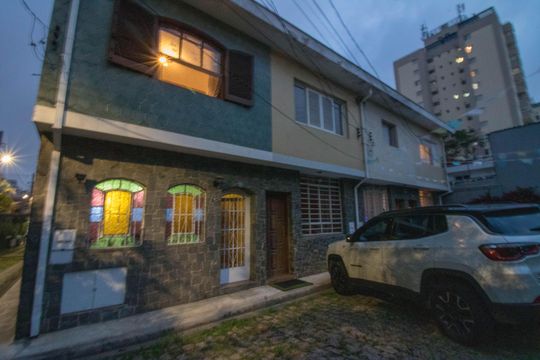 Fachada de casa para alugar com 2 quartos, 110m² em Cidade Monções, São Paulo