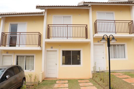 Fachada de casa de condomínio para alugar com 2 quartos, 80m² em Chácara Ondas Verdes, Cotia