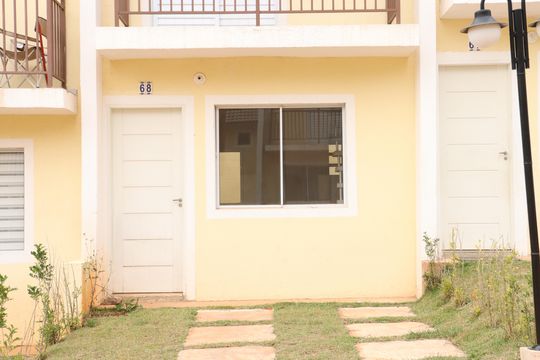 Fachada de casa de condomínio para alugar com 2 quartos, 80m² em Chácara Ondas Verdes, Cotia