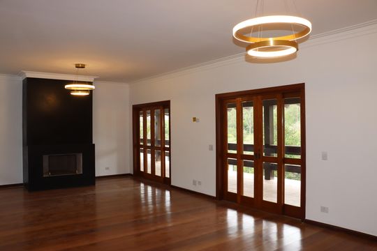 Casa de Condomínio para alugar com 7 quartos, 570m² em Jardim Passargada I, Cotia