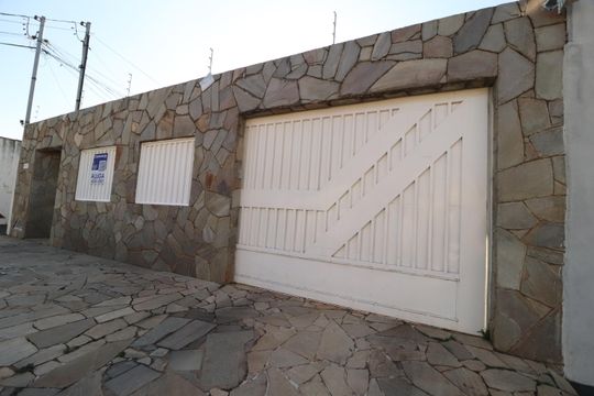 Fachada de casa para alugar com 3 quartos, 280m² em Presidente Roosevelt, Uberlândia