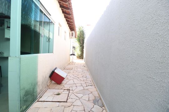 Corredor de casa para alugar com 3 quartos, 280m² em Presidente Roosevelt, Uberlândia
