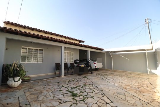 Área Externa de casa para alugar com 3 quartos, 280m² em Presidente Roosevelt, Uberlândia