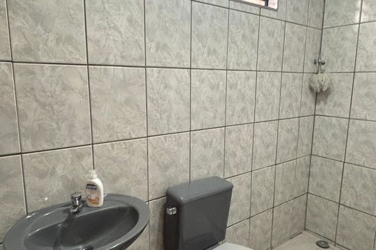 Banheiro de casa à venda com 3 quartos, 100m² em Parque Erasmo Assunção, Santo André