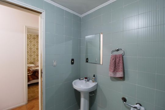 Banheiro de apartamento à venda com 4 quartos, 97m² em Floresta, Porto Alegre