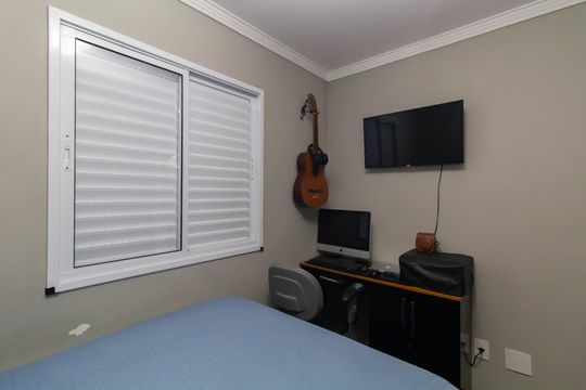 Quarto 2 de apartamento para alugar com 2 quartos, 45m² em Vila Carmosina, São Paulo