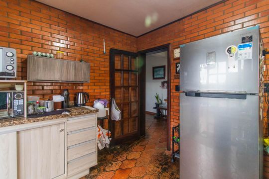 Cozinha de casa à venda com 2 quartos, 412m² em Vila Nova, Porto Alegre