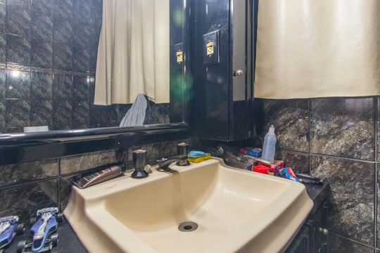 Banheiro da Suíte de casa à venda com 2 quartos, 412m² em Vila Nova, Porto Alegre