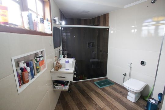 Banheiro da Suíte 1 de casa à venda com 5 quartos, 318m² em Taquara, Rio de Janeiro
