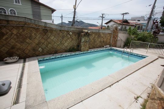 Piscina de casa à venda com 5 quartos, 318m² em Taquara, Rio de Janeiro