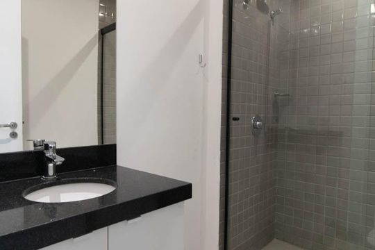Banheiro de apartamento à venda com 1 quarto, 26m² em Centro Histórico, Porto Alegre