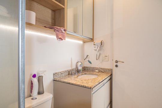 Banheiro da Suíte de kitnet/studio à venda com 1 quarto, 33m² em Bela Vista, São Paulo