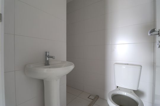 Banheiro de Serviço de apartamento à venda com 3 quartos, 141m² em Pompeia, São Paulo