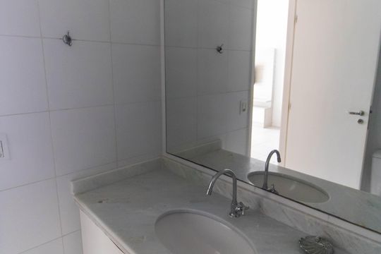 Banheiro Social de apartamento à venda com 2 quartos, 75m² em Itaipu, Niterói
