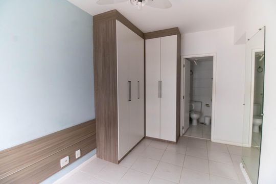 Suíte  de apartamento à venda com 2 quartos, 75m² em Itaipu, Niterói