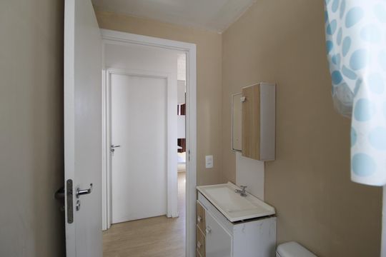 Banheiro de apartamento para alugar com 2 quartos, 49m² em Rubem Berta, Porto Alegre