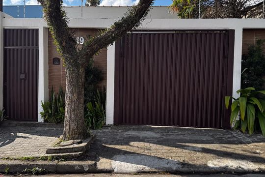 Fachada de casa à venda com 5 quartos, 320m² em Vila Santa Teresa, Santo André