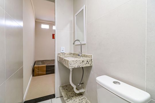 Banheiro de kitnet/studio para alugar com 1 quarto, 20m² em Vila Morse, São Paulo
