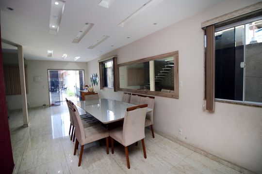 Sala de Jantar de casa à venda com 4 quartos, 600m² em Vigário Geral, Rio de Janeiro
