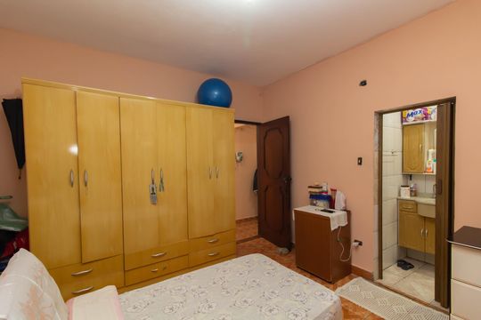 Suíte de casa para alugar com 5 quartos, 260m² em Parque Guarani, São Paulo