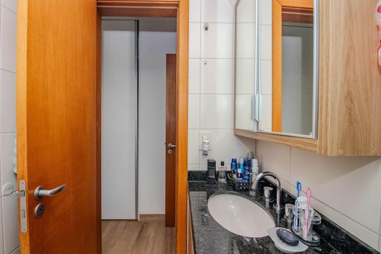 Banheiro da Suíte de apartamento à venda com 2 quartos, 85m² em Passo D’areia, Porto Alegre