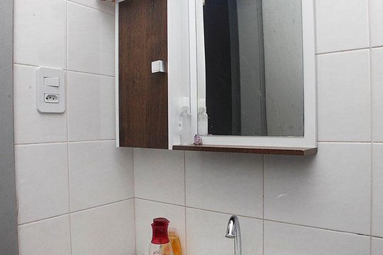 Banheiro de apartamento à venda com 1 quarto, 45m² em Azenha, Porto Alegre