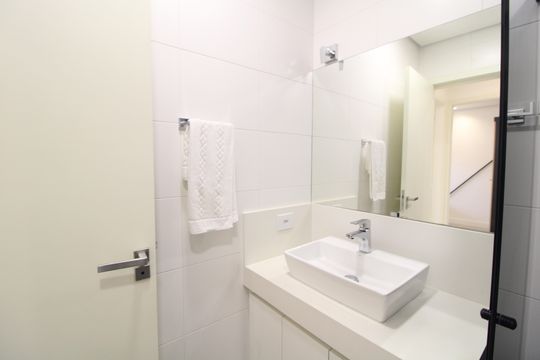 Banheiro Social de casa à venda com 3 quartos, 456m² em Veleiros, São Paulo