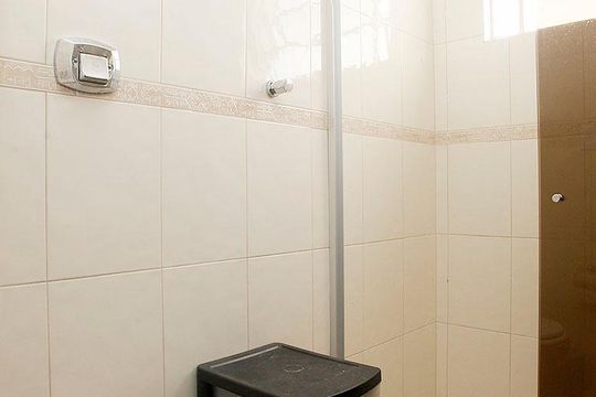 Banheiro de apartamento à venda com 2 quartos, 57m² em Menino Deus, Porto Alegre
