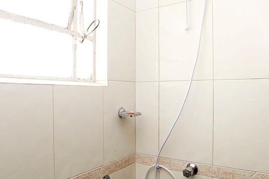 Banheiro de apartamento à venda com 2 quartos, 57m² em Menino Deus, Porto Alegre