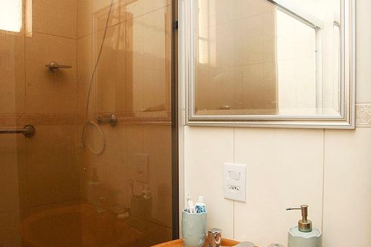 Banheiro de apartamento à venda com 2 quartos, 57m² em Menino Deus, Porto Alegre