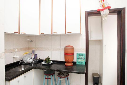 Cozinha + Área de Serviço de apartamento à venda com 2 quartos, 57m² em Menino Deus, Porto Alegre