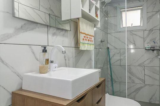 Banheiro de casa à venda com 2 quartos, 85m² em Santa Rosa de Lima, Porto Alegre