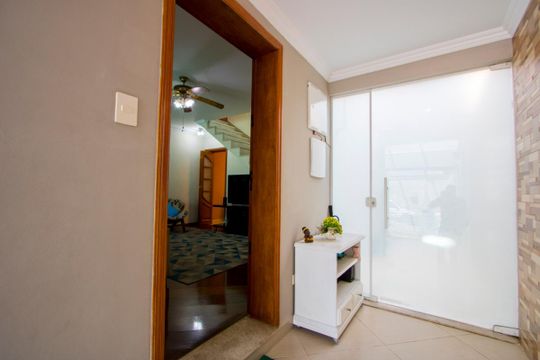 Hall de entrada de casa à venda com 2 quartos, 135m² em Vila Scarpelli, Santo André