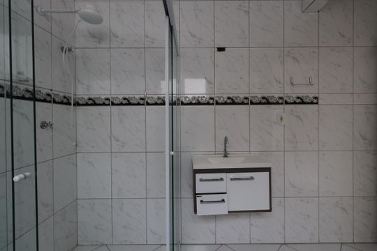Banheiro da Suíte de casa para alugar com 2 quartos, 80m² em Guaiauna, São Paulo