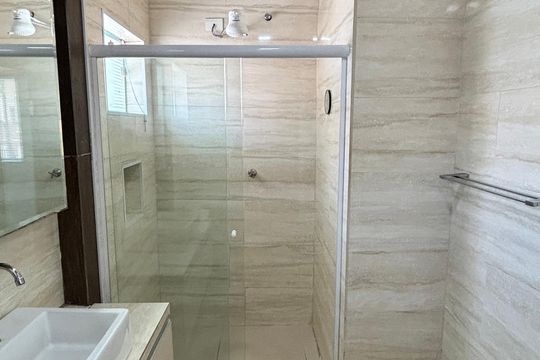 Banheiro da Suíte 1 de casa à venda com 3 quartos, 229m² em Vila Alpina, Santo André
