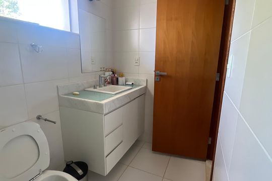 Banheiro suite quarto 3 de casa à venda com 6 quartos, 700m² em Jd Botanico , Brasília