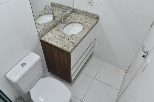 Banheiro de apartamento para alugar com 2 quartos, 56m² em Santa Cândida, Curitiba