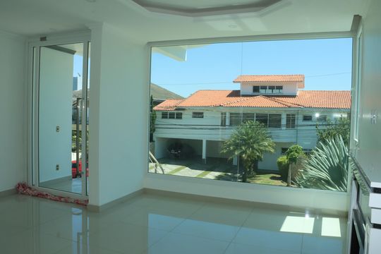 Sala de casa de condomínio para alugar com 5 quartos, 440m² em São Paulo Ii, Cotia