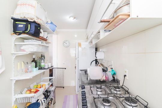 Cozinha de apartamento para alugar com 2 quartos, 47m² em Jardim das Oliveiras, São Paulo