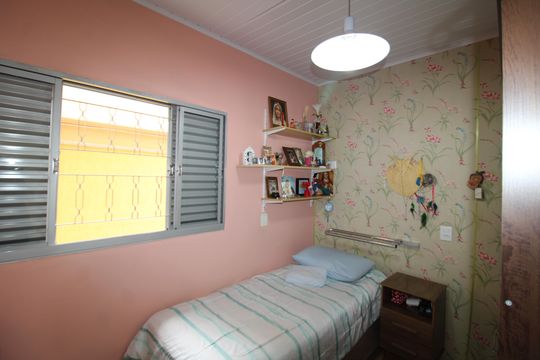 Quarto 2 de casa para alugar com 2 quartos, 200m² em Vila Romero, São Paulo