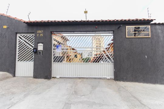 Fachada de casa de condomínio à venda com 2 quartos, 65m² em Vila Carmosina, São Paulo