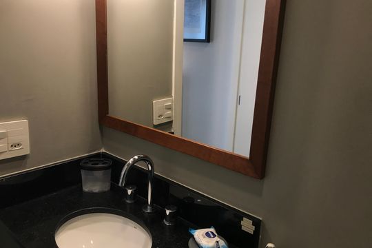 Banheiro de kitnet/studio à venda com 1 quarto, 33m² em República, São Paulo