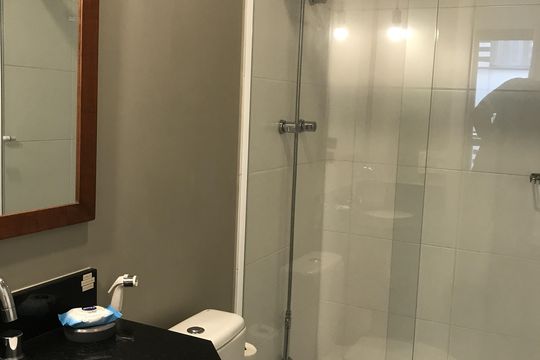 Banheiro de kitnet/studio à venda com 1 quarto, 33m² em República, São Paulo