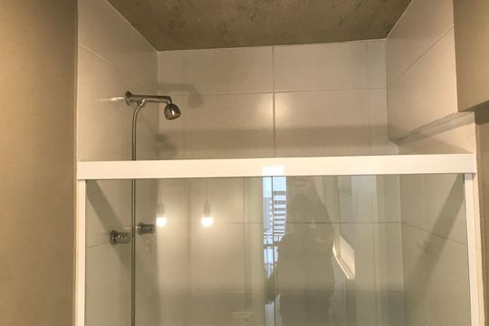 Banheiro de kitnet/studio à venda com 1 quarto, 33m² em República, São Paulo
