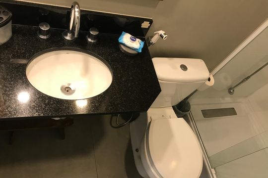Banheiro de kitnet/studio à venda com 1 quarto, 33m² em República, São Paulo