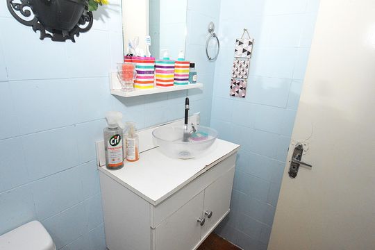 Banheiro de apartamento à venda com 1 quarto, 42m² em Rubem Berta, Porto Alegre