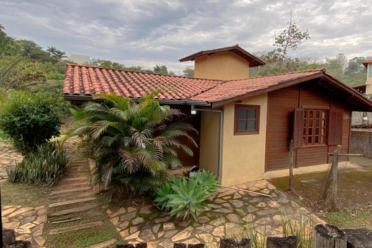 Fachada de casa de condomínio à venda com 3 quartos, 200m² em Vereda das Gerais, Nova Lima