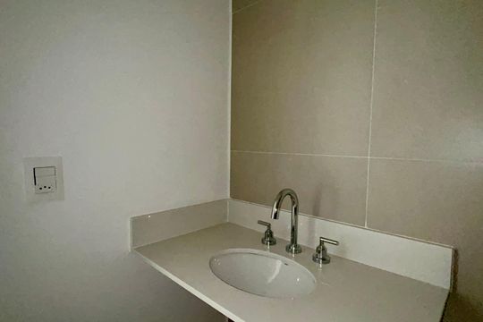 Banheiro Social de kitnet/studio à venda com 1 quarto, 25m² em Pinheiros, São Paulo